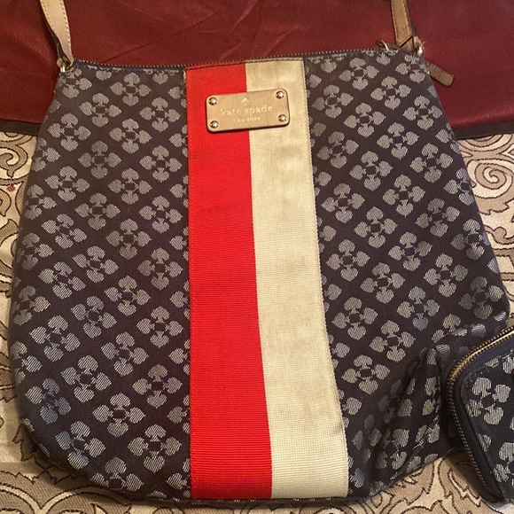 Large Kate Spade Crossbody with matching wallet - Picture 2 of 11